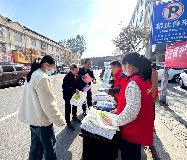 开展野生动物保护宣传月活动1